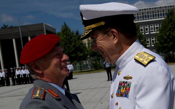 Adm. Mike Mullen greets Chief of Staff of the German Armed Forces Gen. Volker Wieker.