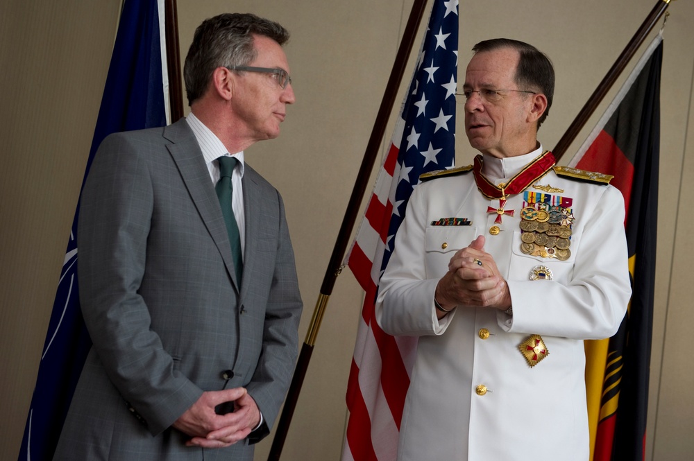 Adm. Mike Mullen thanks German Minister of Defense Thomas de Maiziäre.