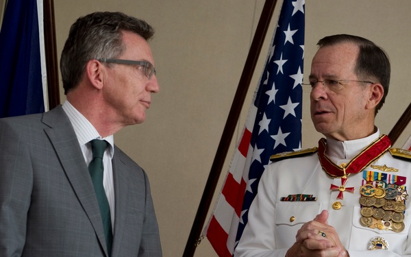 Adm. Mike Mullen thanks German Minister of Defense Thomas de Maiziäre.