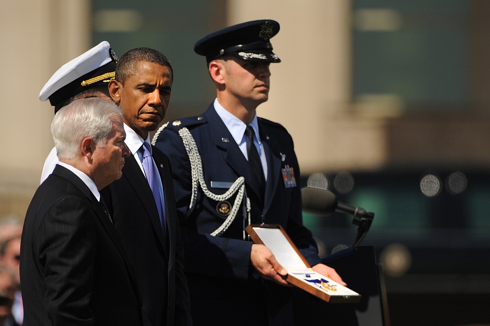 President Barack Obama presents Secretary Gates with the Presidential Medal of Freedom.