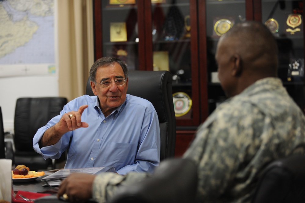 Secretary Panetta meets with Gen. Lloyd J. Austin III at Camp Victory.
