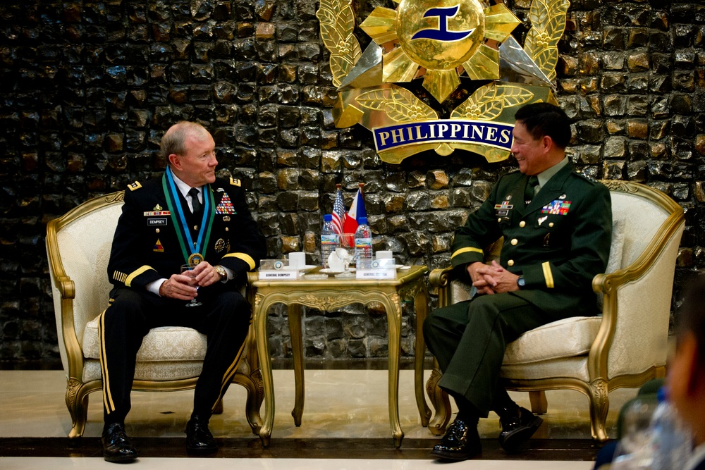 Philippines Lt. Gen. Dellosa and Chairman of the Joint Chiefs of Staff Gen. Dempsey meet at Camp Aguinaldo