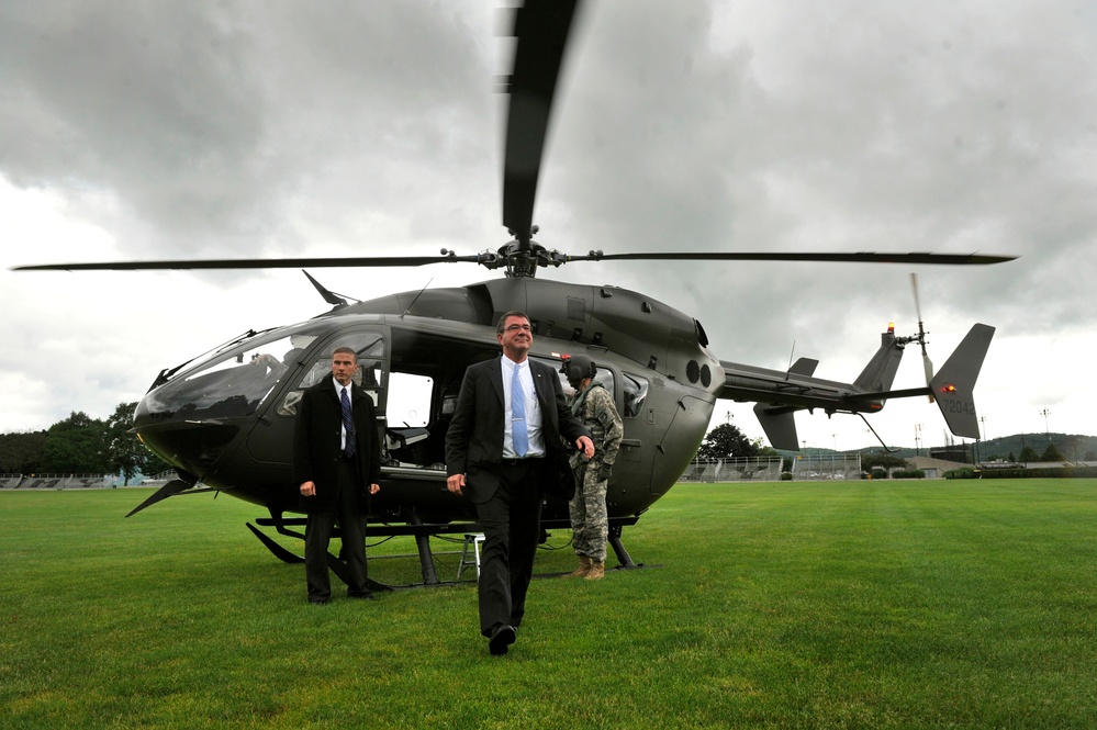 Deputy Secretary of Defense Carter arrives at West Point