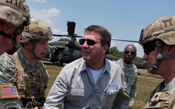 Deputy Secretary Carter greets soldiers assigned to 101st Airborne