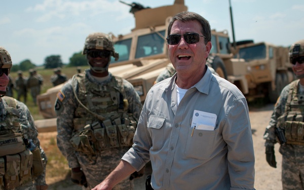 Deputy Secretary Carter talks with soldiers assigned to 101st Airborne Division