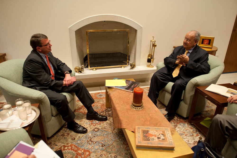 Deputy Secretary Carter meets with former Indian Ambassador to the U.S. Naresh Chandra in Delhi