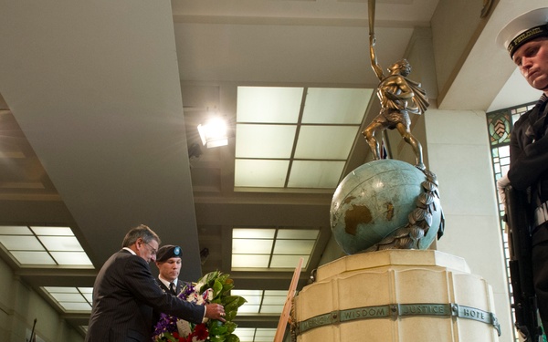 Secretary Panetta lays a wreath at the World War II Hall of Memories in Auckland.