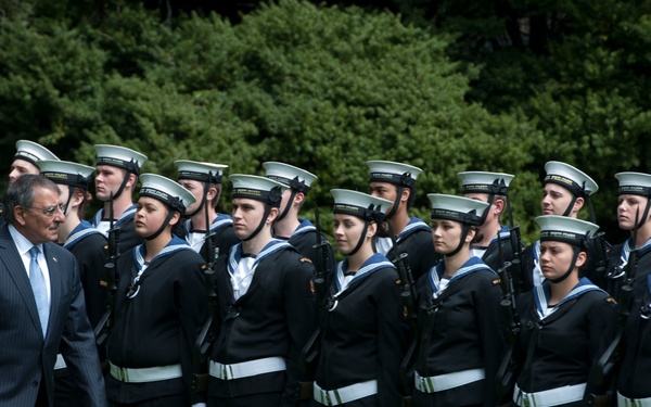 Secretary Panetta inspects the Navy Guard of Honor in Auckland