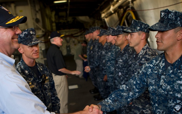 Deputy Secretary Carter thanks sailors assigned to the USS Freedom