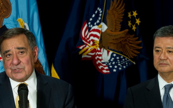Secretary of Defense Leon E. Panetta, left, and Secretary of Veterans Affairs Eric K. Shinseki brief the press