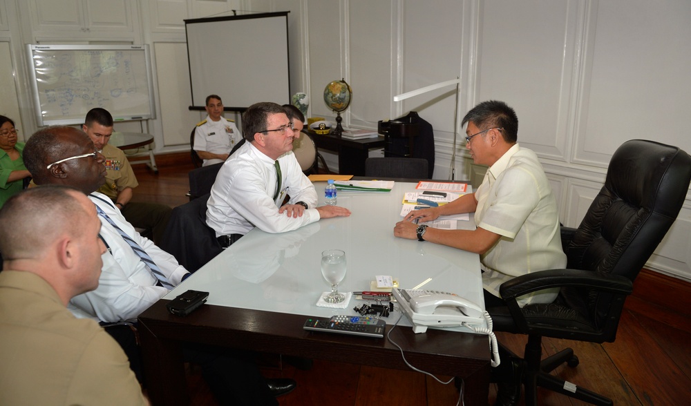 Deputy Secretary Carter meets with Executive Secretary Paquito Ochoa Jr.at the Malacañang Palace in Manila