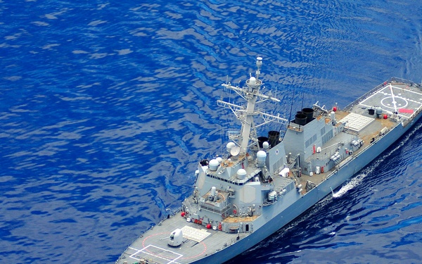 USS O’Kane (DDG 77) maneuvers through the azure waters of the Pacific Ocean