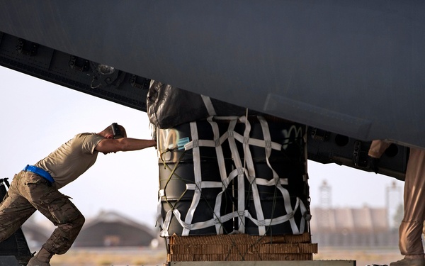 A U.S. Air Force airman pushes a pallet of cargo into a C-17A Globemaster III at Kandahar