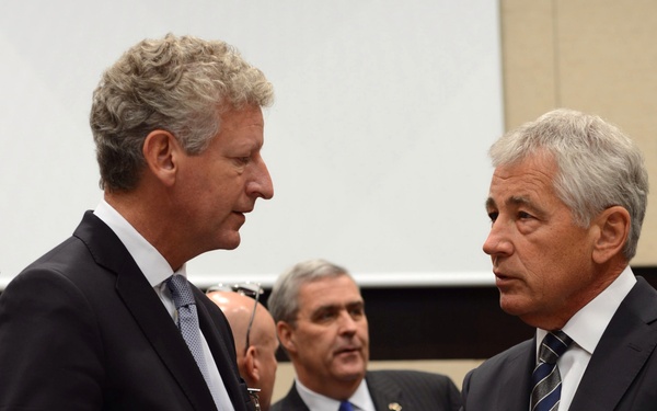 Secretary Hagel speaks with Belgian Minister of Defense Pieter De Crem