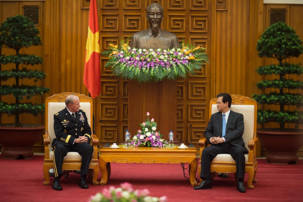 Dempsey Meets with Vietnamese Prime Minister in Hanoi