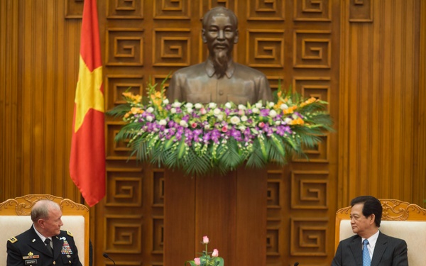 Dempsey Meets with Vietnamese Prime Minister in Hanoi