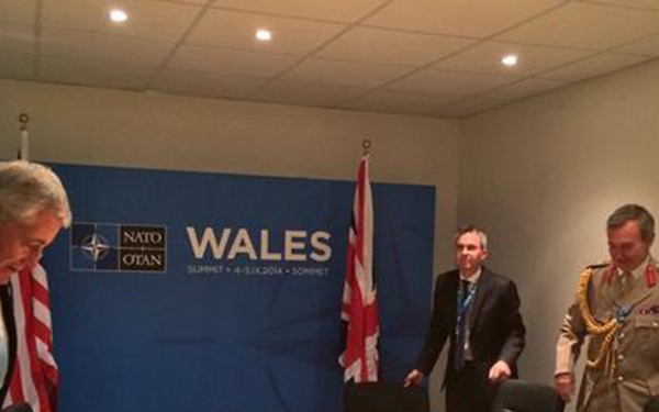 Hagel Meets With UK Counterpart