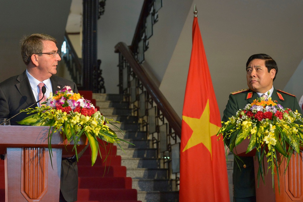 Carter, Vietnamese Defense Minister Speak to Press