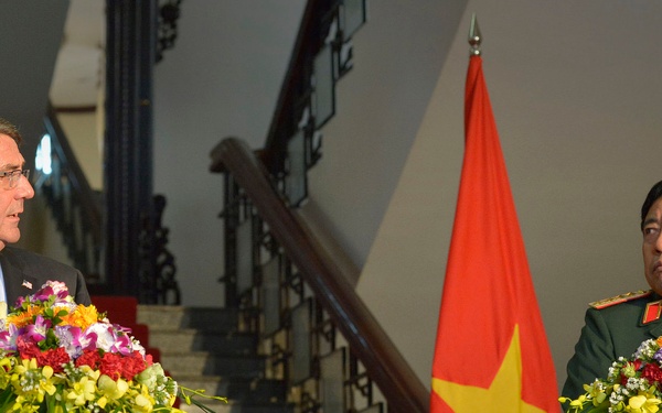 Carter, Vietnamese Defense Minister Speak to Press