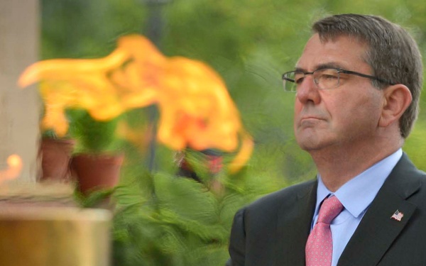 Carter Lays Wreath at India Gate