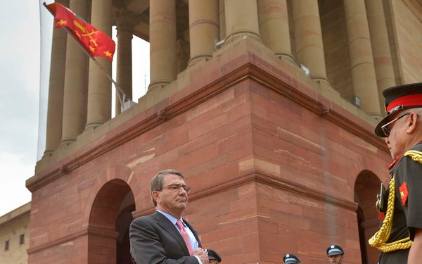 Carter Receives Honor Cordon Welcome in New Delhi