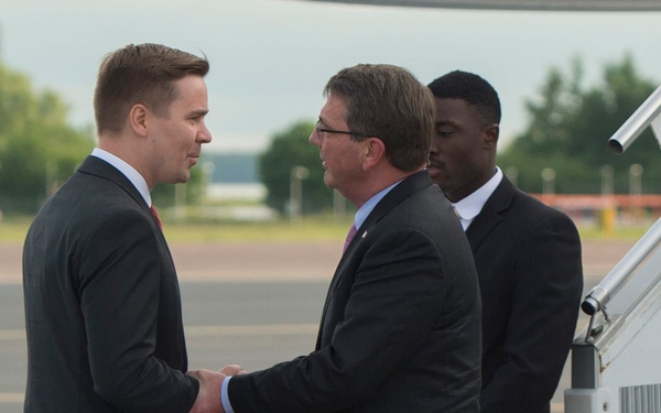 Carter Arrives in Estonia