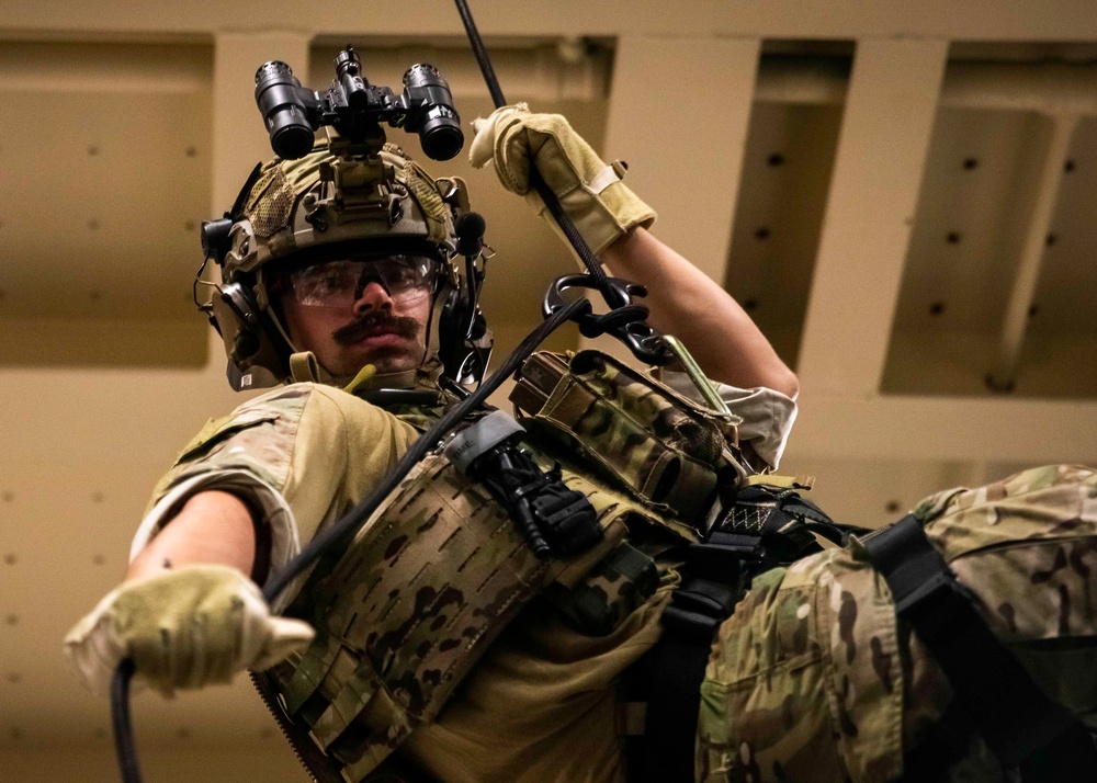 DVIDS - Images - EODMU 5 Sailors Conduct Fast Rope Drills [Image 4 of 4]
