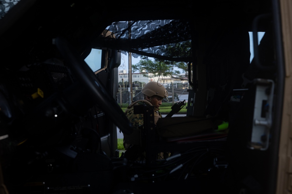 MWCS-18 Marines establish communications during unit-level training