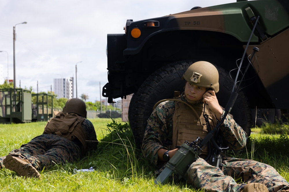 MWCS-18 Marines establish communications during unit-level training