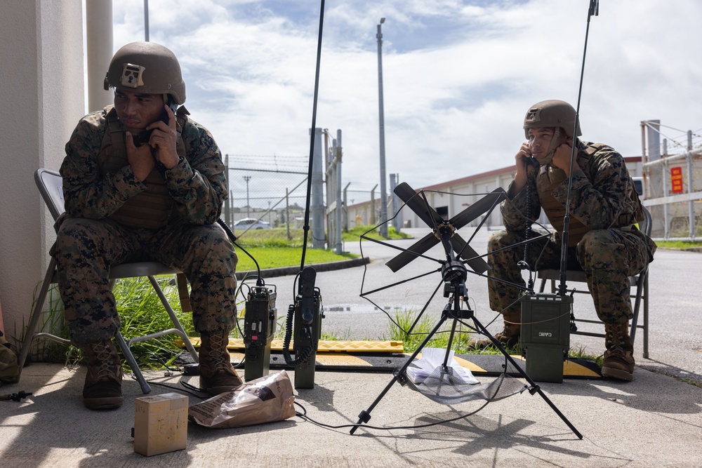 MWCS-18 Marines establish communications during unit-level training