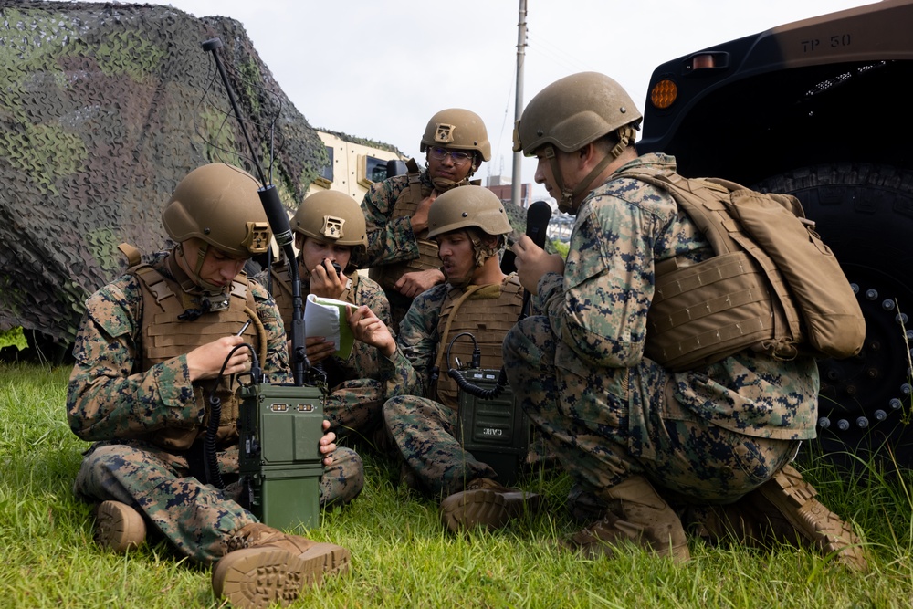 MWCS-18 Marines establish communications during unit-level training
