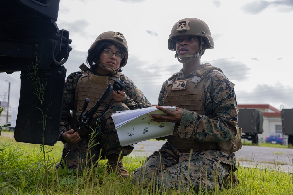 MWCS-18 Marines establish communications during unit-level training
