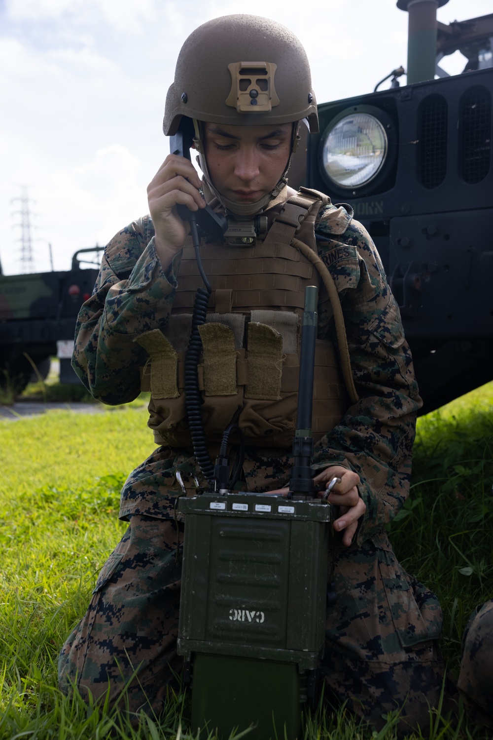 MWCS-18 Marines establish communications during unit-level training