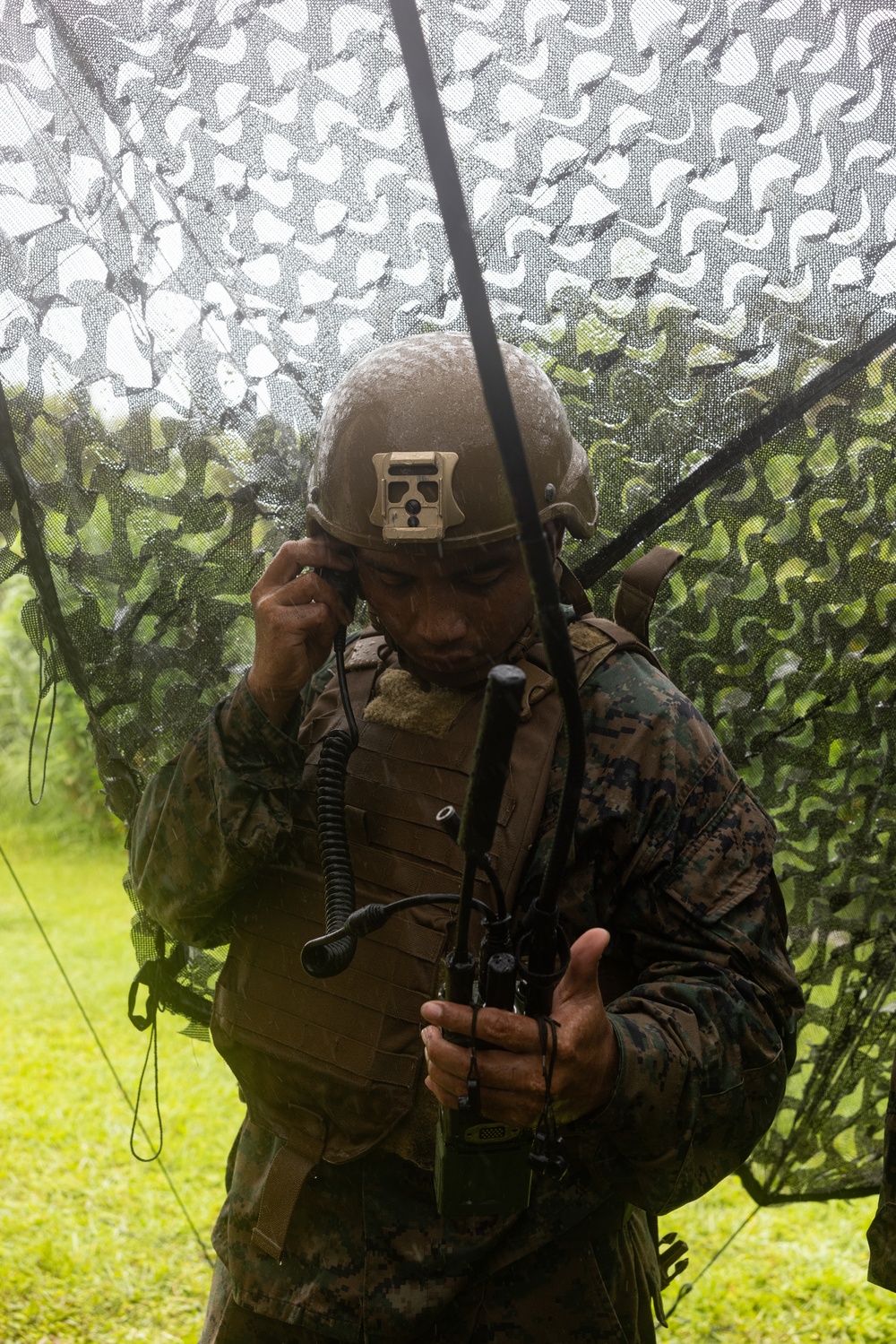 MWCS-18 Marines establish communications during unit-level training