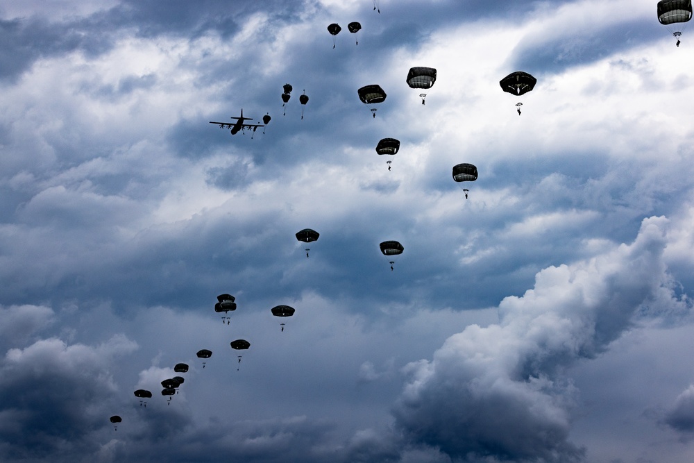 173rd Airborne Brigade perform an airborne operation in Aviano