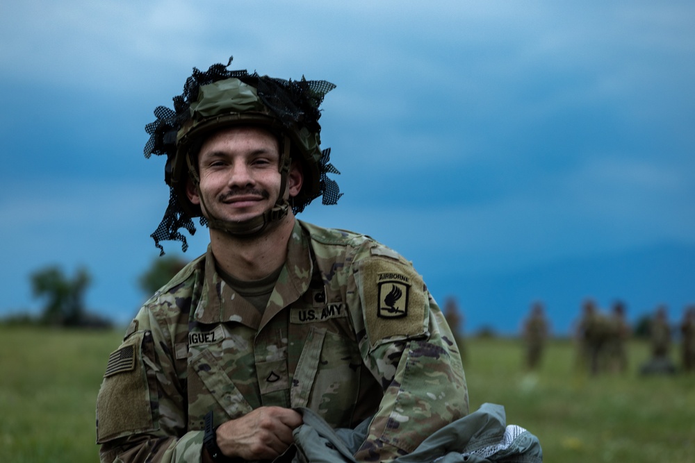 173rd Airborne Brigade perform an airborne operation in Aviano