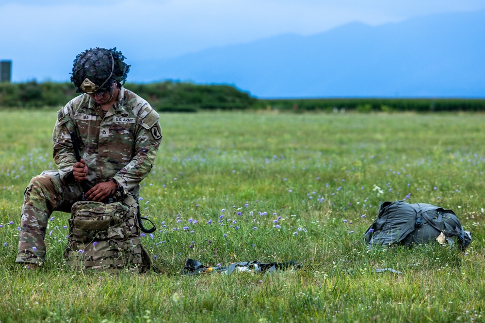 173rd Airborne Brigade perform an airborne operation in Aviano