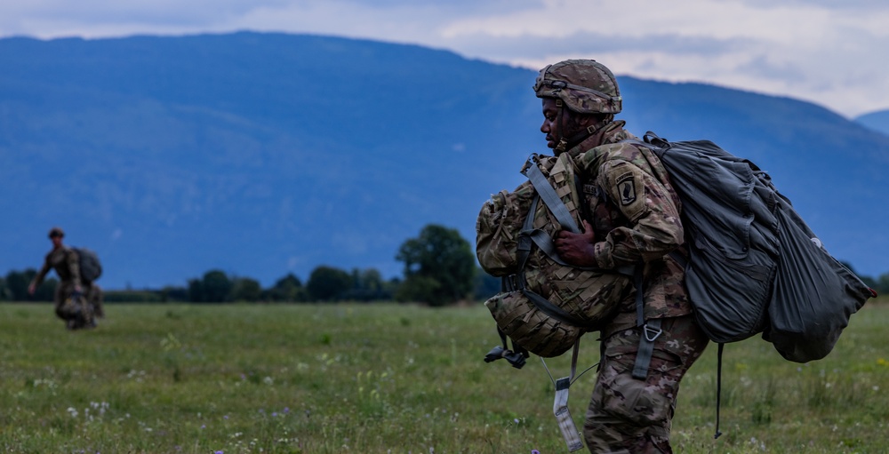 173rd Airborne Brigade perform an airborne operation in Aviano