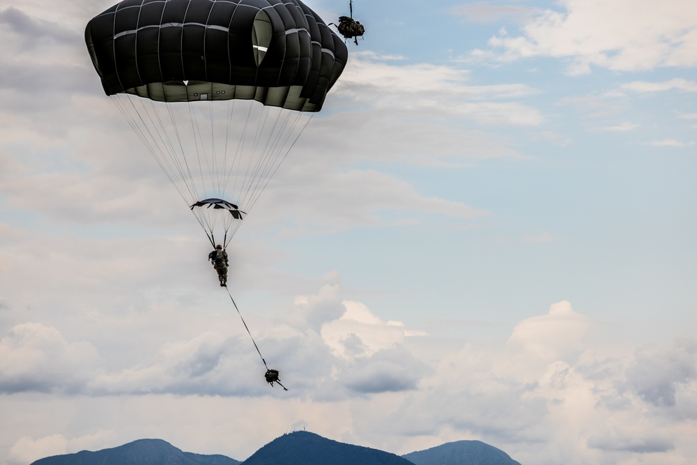 173rd Airborne Brigade perform an airborne operation in Aviano