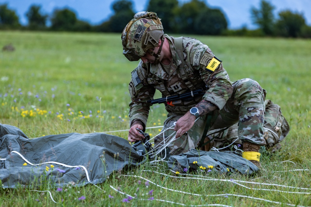 173rd Airborne Brigade perform an airborne operation in Aviano
