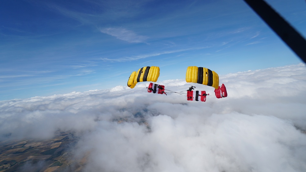 U.S. and British Army Parachute Teams Execute First-Ever 6-Way Downplane