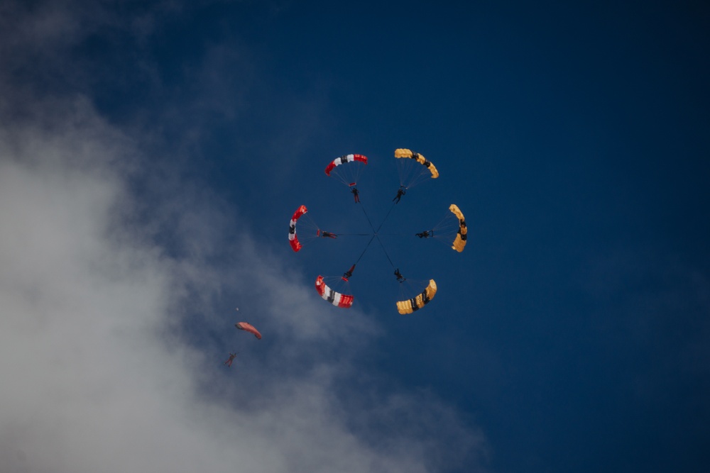 U.S. and British Army Parachute Teams Execute First-Ever 6-Way Downplane