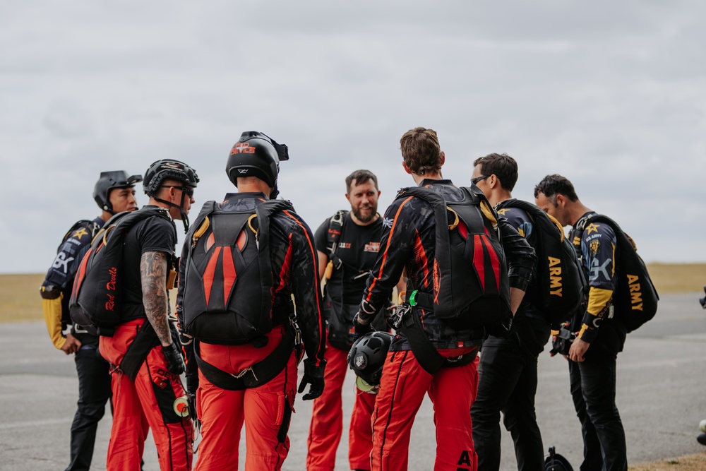 U.S. and British Army Parachute Teams Execute First-Ever 6-Way Downplane