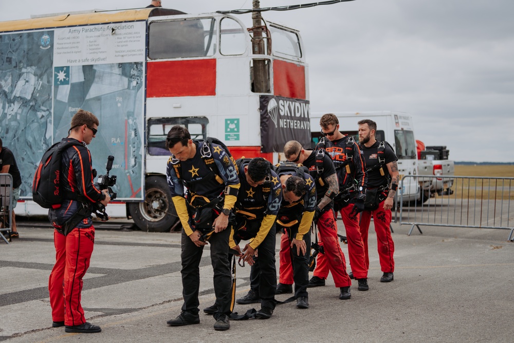 U.S. and British Army Parachute Teams Execute First-Ever 6-Way Downplane