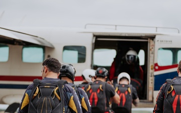 U.S. and British Army Parachute Teams Execute First-Ever 6-Way Downplane