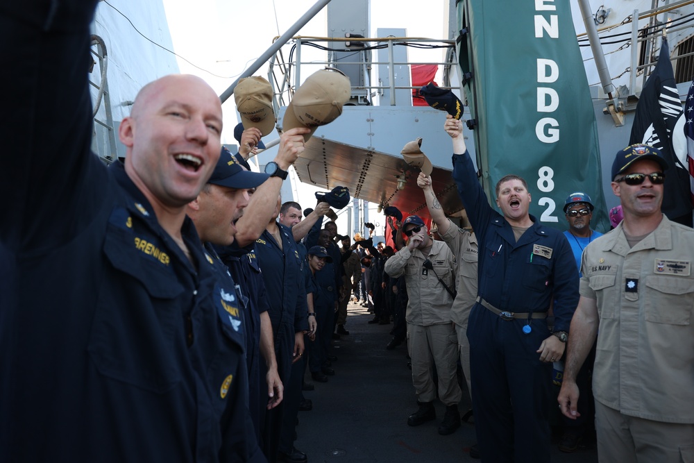 USS FARRAGUT Cheers for the Departure of Command Master Chief Ervin Kelly