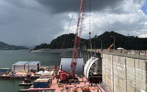 First spillway gate removed at Center Hill Dam for replacement