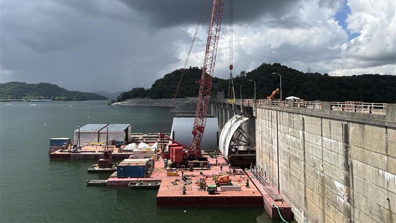 First spillway gate removed at Center Hill Dam for replacement