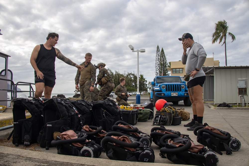 U.S. Marines with 3d Recon Prepare for Joint Dive Operations with The U.S. Army