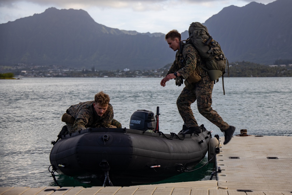 U.S. Marines with 3d Recon Prepare for Joint Dive Operations with The U.S. Army